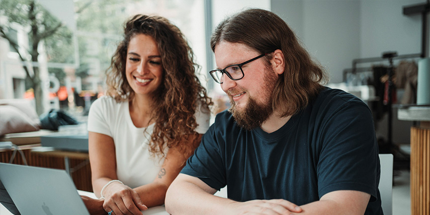 Team Zusammenarbeit am Laptop