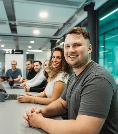 Team Meeting am Konferenztisch