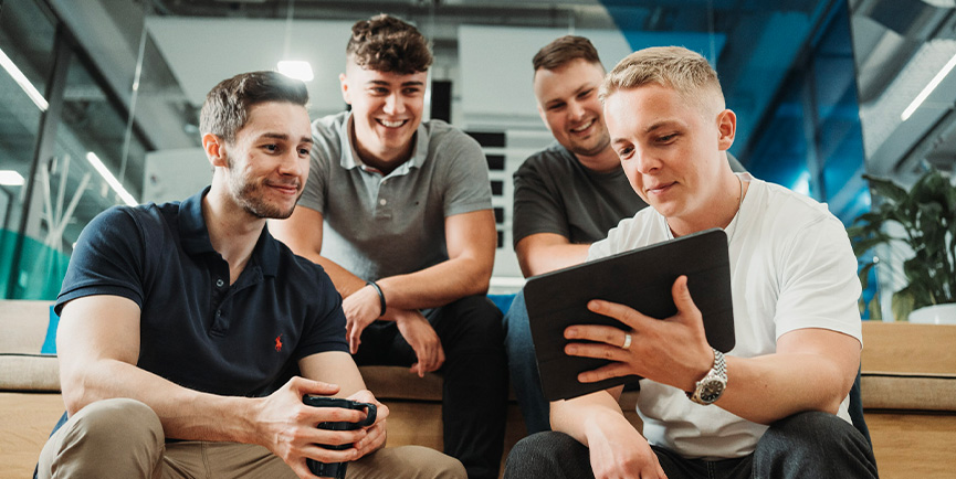 Team schaut auf Tablet